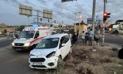 Diyarbakır’da otomobil direğe çarparak durdu: 5 yaralı