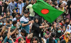 Bangladeş Başbakanı Şeyh Hasina görevinden ayrıldı ve ülkeden kaçtı