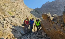 Hakkari'de intihar sorununa farkındalık için dağa tırmandılar