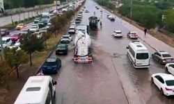 Diyarbakır’daki sağanak yağış cadde ve sokakları suyla doldurdu