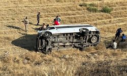 Şırnak’ta minibüs şarampole devrildi, yaralılar hastanelere sevk edildi