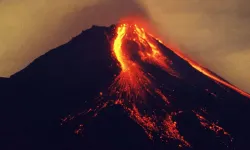 Endonezya'nın en aktif yanardağı Merapi, Lav akıntısı tehlikesiyle uyarıda bulundu