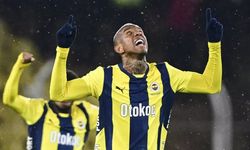 Fenerbahçe, Trabzonspor'u 4-1 yenerek puan farkını 3'e indirdi