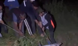 Batman’ın Kozluk ilçesinde derin bir çukura düşen inek, köylülerin başarılı kurtarma çalışmasıyla sağ salim çıkarıldı.