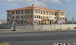 Diyarbakır Oğlaklı'da plansız yapılaşma: Bir sırada dört öğrenci oturuyor