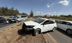 Diyarbakır’da otomobil karşı şeride savruldu