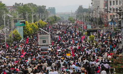 Nepal’de sosyal medya yasağı protestoları sürüyor: 72 ölü