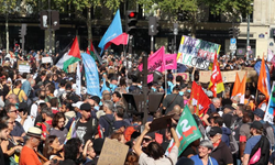 Paris’te şiddetli gösteriler: 110 gözaltı ve 250 noktada protesto