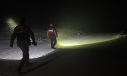 Ağrı’da kara saplanan araçtaki 2 kişi kurtarıldı