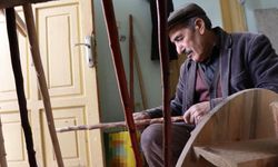 Atık ağaç parçalarından sanat eseri çıkarıyor