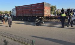 Motosiklet kamyona çarptı: Gençlerden biri kurtarılamadı