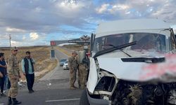 Van'da servis ile tır çarpıştı: 15 yaralı