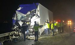 Adana'da TIR, otobüse çarptı: 14 yaralı