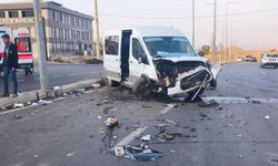 Eğitim servisi kaza yaptı: 13 çocuk yaralandı