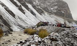 Hakkari'de uçurumdan düşen araçtan sağ çıktılar
