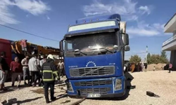 Mardin’de tır şoförü lastik değiştirirken ağır yaralandı