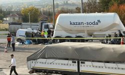 Park halindeki tıra çarpan otomobildeki 3 kişi hayatını kaybetti