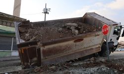 Çöp kamyonunun altında kalan işçi kurtarılamadı