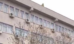 Dicle Üniversitesi'nde hareketli anlar: Yol kapatılınca çatıya çıktı