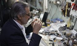 Diyarbakır’da dört buçuk metrekarelik dükkanda 55 yıldır duran zamanı ayarlıyor