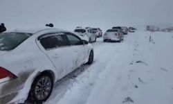 Diyarbakır'da kar çilesi: Uzun araç kuyrukları oluştu