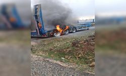 Diyarbakır’da seyir halindeki tır alevlere teslim oldu