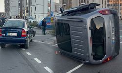 Diyarbakır'da trafik kazası: Araç yan yattı, 2 kişi yaralandı