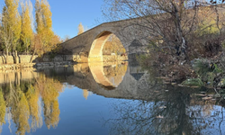 Diyarbakır’ın asırlık köprüsü kış manzarasıyla büyülüyor