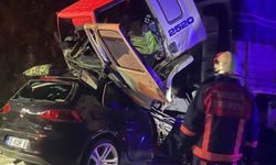 Feci kaza: Kamyon otomobili adeta yuttu, 3 ölü