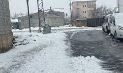 Hakkari’de kar felaketi: 13 köy ve 30 mezra yolu kapandı