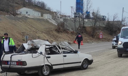 Kepçeye çarpan otomobilde 5 kişi ölümden döndü