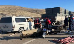 Malatya'da minibüs ile tır kafa kafaya çarpıştı: 3 ölü