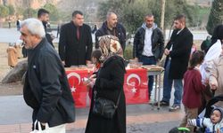 MHP Diyarbakır’da stand açtı, tatlı ve limonata dağıttı