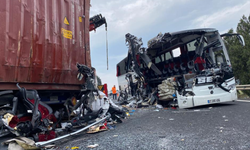 Yolcu otobüsü çekiciye çarptı: En az 7 ölü, 11 yaralı