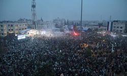 Suriyeliler Esad rejiminin devrilmesini kutladı