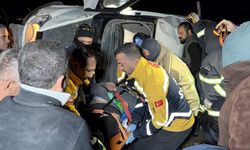 Takla atan minibüste can pazarı: Ekipler camları kırarak girdi