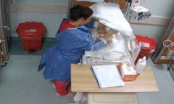 Bebeği darbeden hemşire her yerde aranıyor