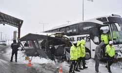 Bitlis’te yolcu otobüsü polis noktasına çarptı: 4 yaralı