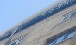 Diyarbakır’da binalardan sarkan buzlar tehlike saçıyor