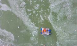 Diyarbakır’da donan baraj gölünde zorlu av