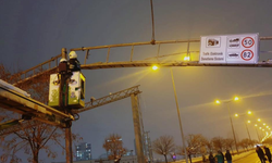 Diyarbakır’da kamyonun çarptığı levha itfaiye tarafından düzeltildi