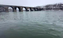 Diyarbakır’da kar yağışı Dicle Nehri’ni taşırdı