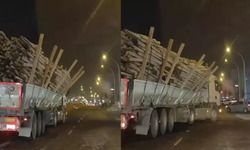 Diyarbakır’da kereste yüklü tır devrilme tehlikesi yaşadı