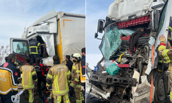 Diyarbakır’da tır tıra çarptı: Sürücü ağır yaralı