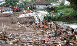 Endonezya’da felaket büyüyor: Toprak kaymasında can kaybı 11’e yükseldi
