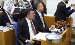 Meclis’te emekli tartışmasında tabutlu protesto