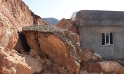Şırnak’ta dev kaya ev üzerine düştü