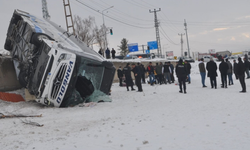 Ağrı'da yolcu otobüsü devrildi: Çok sayıda yaralı var!
