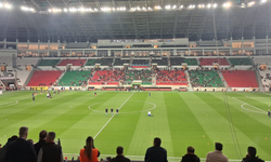 Futbolun kalbi Diyarbakır’da atıyor: Amedspor–Vanspor maçı başladı