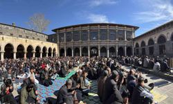 Diyarbakır’da Ramazan’ın ilk cumasında tarihi cami doldu